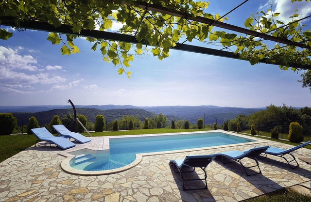 Geräumige Villa mit Pool in Lupoglav