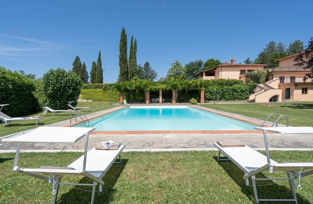 Villa in Santa Maria A Vezzano mit 5 Schlafzimmern 10 Schlafplätzen