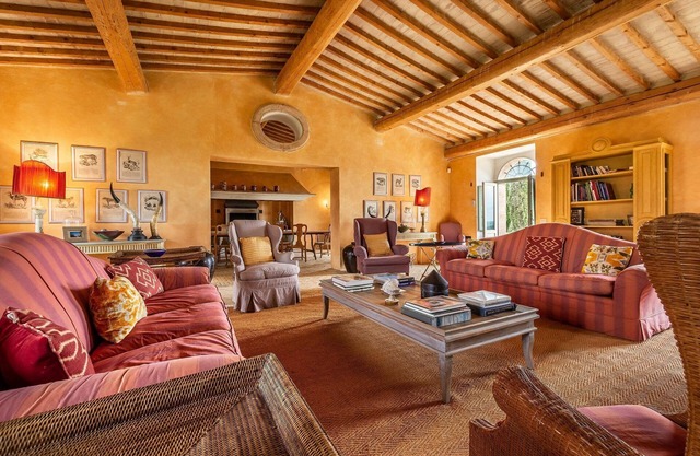 Villa in Montalcino mit 9 Schlafzimmern 18 Schlafplätzen