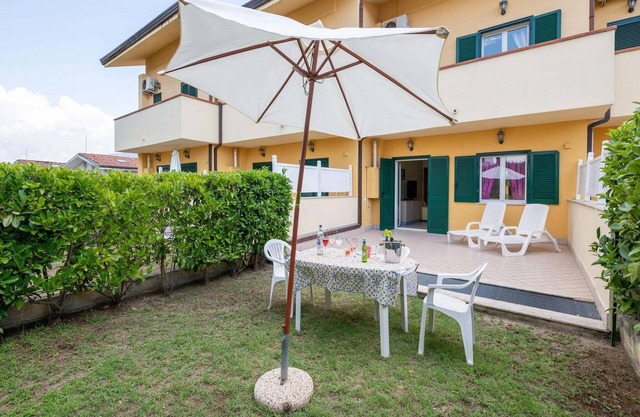 Villa in Residence mit Pool und Garten