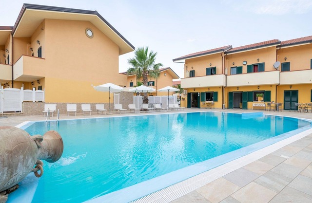 Villa in Wohnanlage mit Pool und Garten, 100M vom Meer entfernt