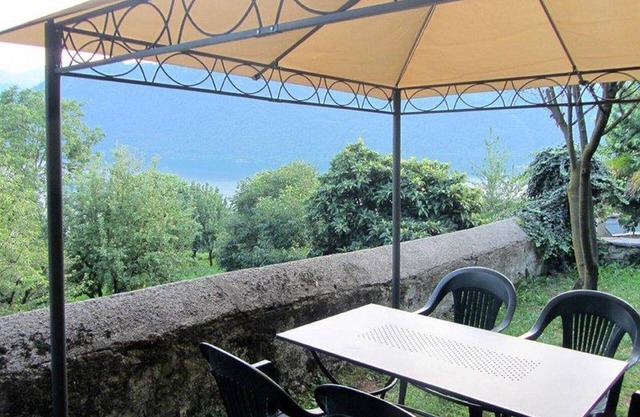 Villa in Pettenasco, Ortasee, wunderschöner Seeblick, großer privater Garten