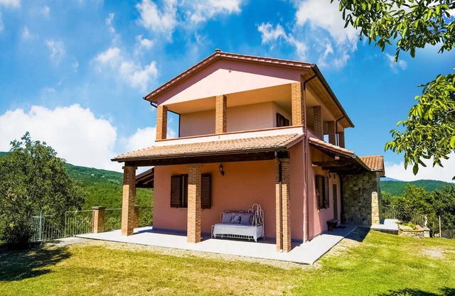 Villa con piscina fuori terra