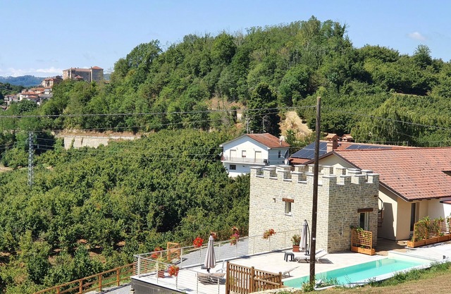 Villa im Piemont, nahe Alba und Barolo, mitten in den berühmten Haselnusshainen