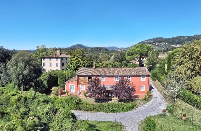 Villa in Lucca mit 6 Schlafzimmern 12 Schlafplätzen