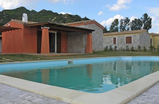 Reihenbungalow mit Pool an der Costa Rei