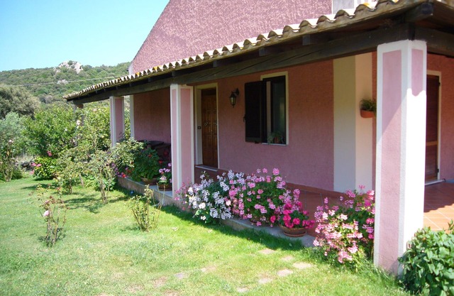 EINE VILLA IN DER LANDSCHAFT