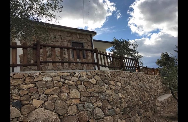 VILLA aus sardischem Stein, umgeben von viel Grün. Panoramaterrasse, Grill und Ruhebereich