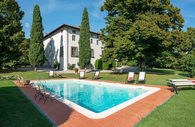 Villa in Segromigno In Monte mit 8 Schlafzimmern 16 Schlafplätzen