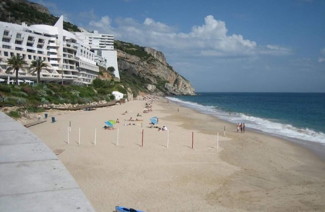EIN HAUS MIT GARTEN IN SESIMBRA, NUR 900M VOM STRAND GELEGEN UND 35 KM VON LISSABON ENTFERNT, MIT MEER- UND SCHLOSSBLICK
