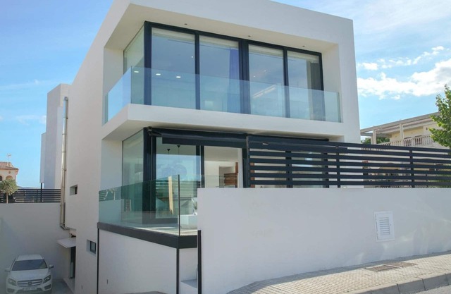 Moderne Villa mit Schwimmbad in Strandnähe
