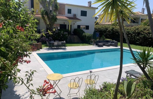 Große grüne Villa, ruhig, nahe am Meer und nur einen Steinwurf vom Golf d'Aroeira entfernt