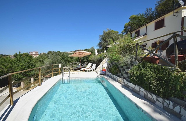Villa in den Hügeln Umbriens, atemberaubendes Panorama, 50 Minuten von Rom