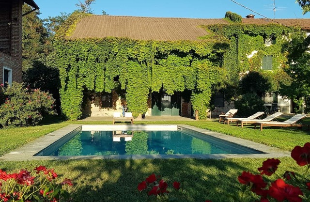 Villa in den Weinbergen von Monferrato. Pooleröffnung 1. April
