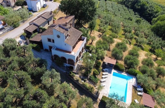 ** VILLA in UMBRIEN aufgeteilt in 5 unabhängige Zimmer + Schwimmbad + Billard **