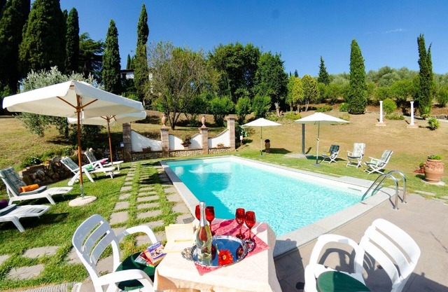 Villa in Uzzano mit Pool und Garten