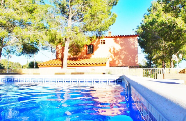 Villa Indépendante de 2 Appartements et Piscine Privée, Idéal Pour les Familles!