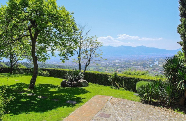 Villa / Independent home in Ponte A Moriano mit 4 Schlafzimmern 8 Schlafplätzen