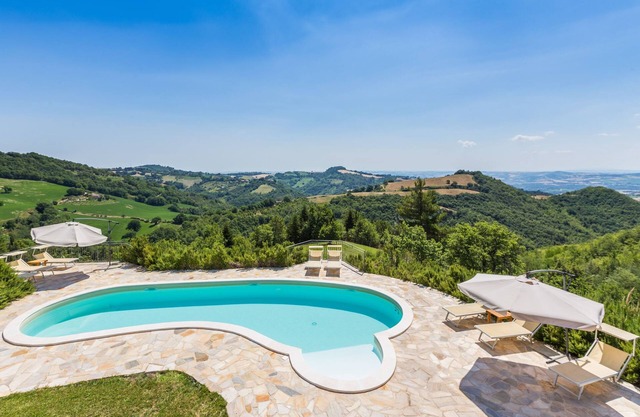 Villa Ise mit Pool und herrlichen Panoramablick in Montefelcino, 25 km von den Stränden von Fano und
