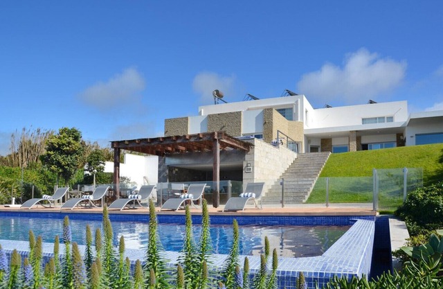 Strandvilla für 16 Personen mit herrlichem Meerblick, Tennisplatz und Fußballplatz