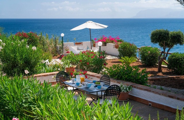 Villa with stunning views and private access to the sea