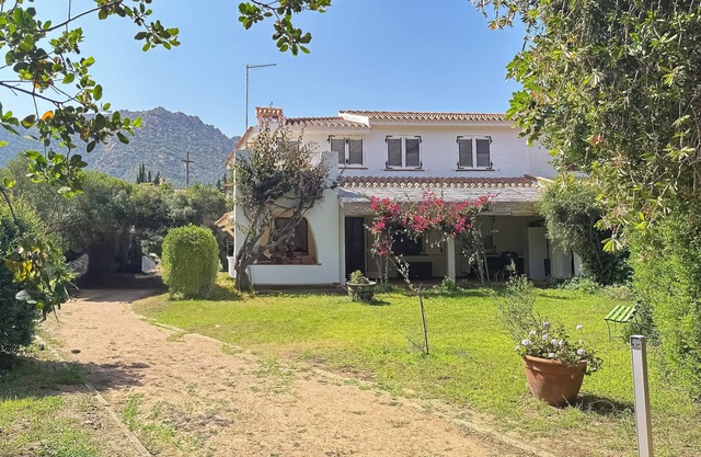 Villa Siro Is Morus a few steps from the sea surrounded by greenery
