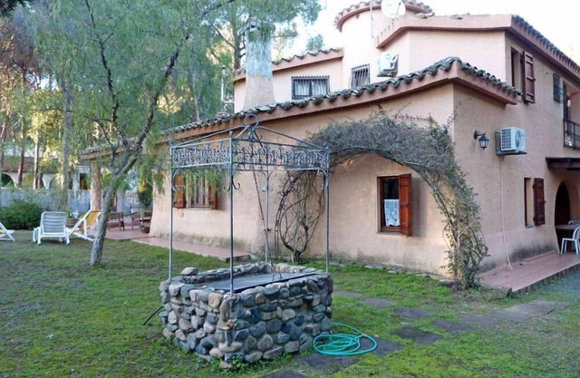 Villa 200 Meter vom Strand von Santa Margherita di Pula entfernt, mit großem Garten
