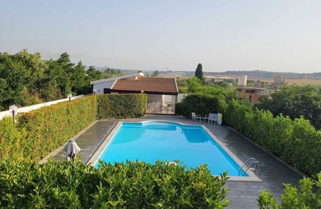 Villa with Pool and Whirlpool