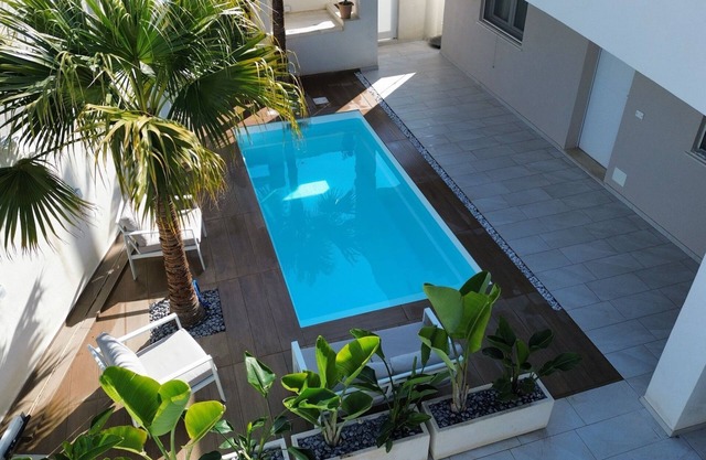 Villa 'Kennedy' mit Meerblick, Privatem Pool und Klimaanlage
