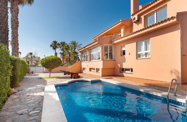 Villa 'La Gola' mit Meerblick, Gemeinschaftspool und WLAN