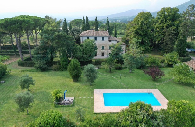 Villa Lamatra, villa with private pool and large garden near Sansepolcro