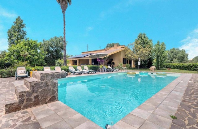 VILLA LA PRIMERA WITH PRIVATE POOL 5 km from the sea