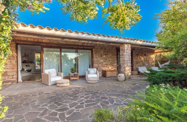 Villa La Roche - Independent Villa