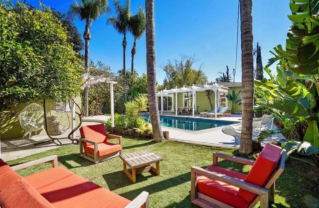 Villa La Verde -Remodeled 4BR Villa, Pool & Guesthouse in Los Angeles