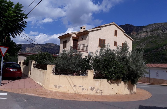 Villa auf halbem Weg zwischen dem Meer und dem hohen Berg angelegt