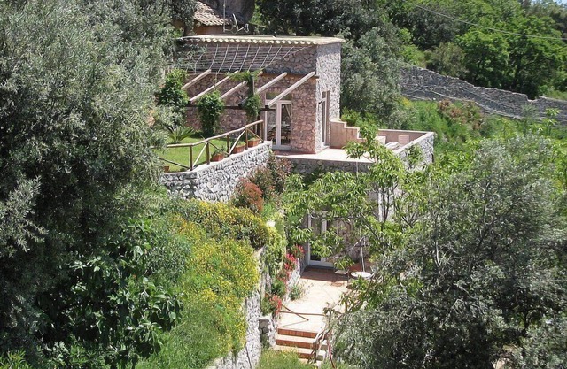 Villa Lantana ist eine charmante Villa an der Küste, die Terrassen, Patio und hat Garten mit herrlichem Blick auf das Meer und die Küste. Die Villa verfügt über eine Fläche von 80 Quadratmetern und Platz für vier Personen.