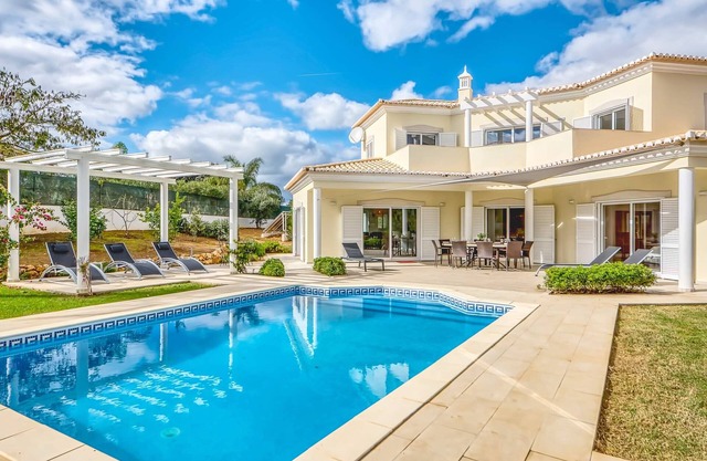 Villa Larissa, gediegene private Villa, 4 Schlafzimmer, auf dem Land von Portimão, privater Pool