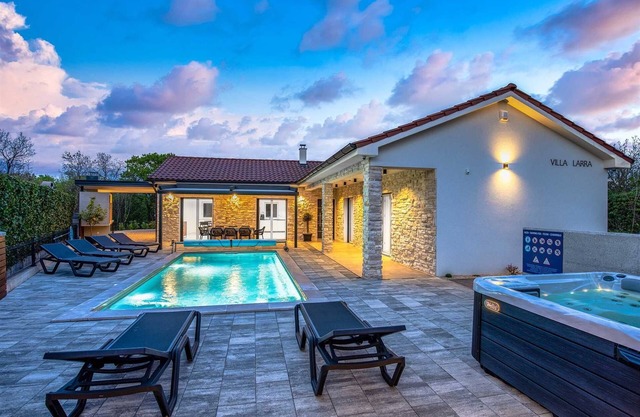 Villa Larra mit beheizten Pool & Whirlpool