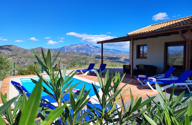 Luxusvilla, 360-Grad-Blick, beheizter Pool, 6 Personen, WIFI, Grill, Terrasse