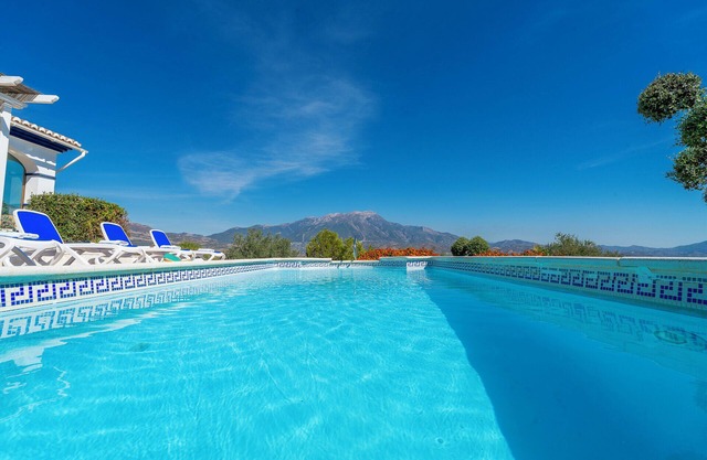 Villa Las Alondras mit See- und Bergblick, Pool, Garten und WLAN