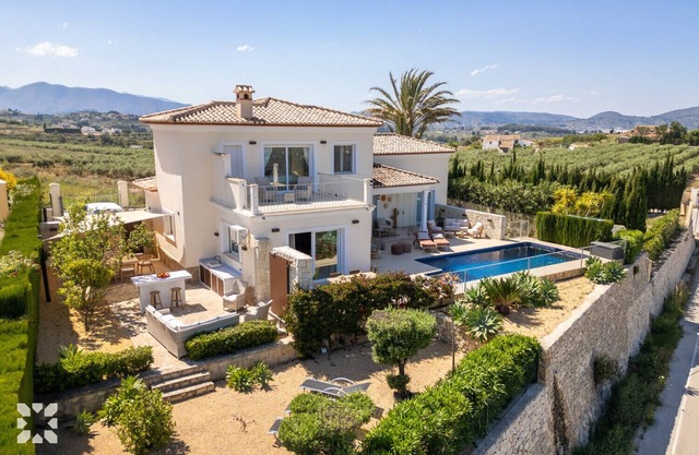 Villa LAS FLORES by Abahana Villas
