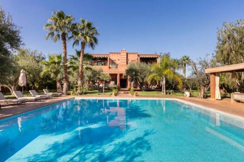 Villa Layyine avec personnel, piscine, spa et sports