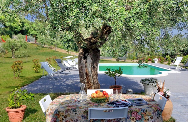 Kostbare Villa mit großem Garten und eigenem Pool.