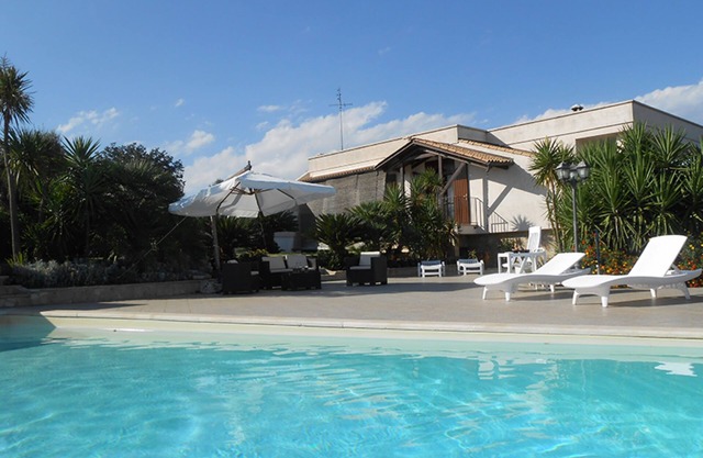 Schöne Doppelhaushälfte mit privatem, abgeschiedenem Pool, Terrasse und Garten