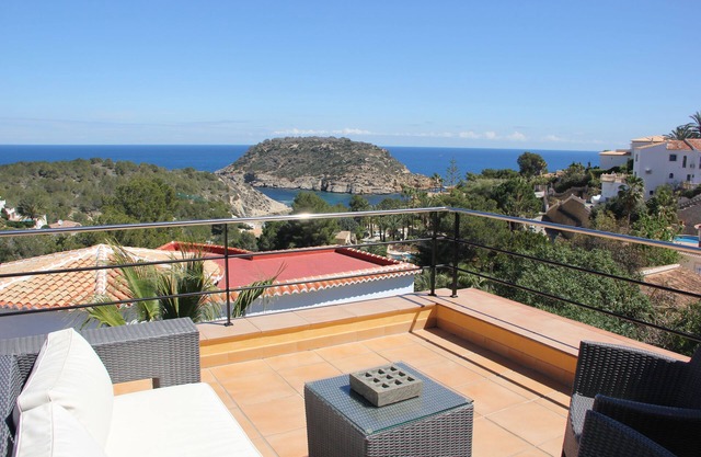 Villa 300 Meter vom Strand entfernt, herrlichem Meerblick und beheiztem Pool
