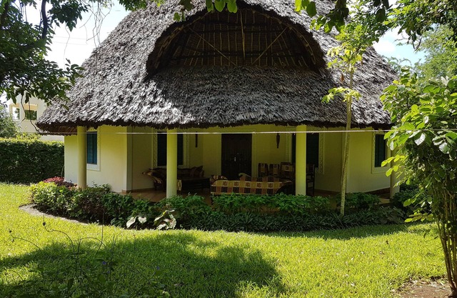 Villa LeoMar mit großem privaten Pool,tropischen Garten nur 350 m vom Strand