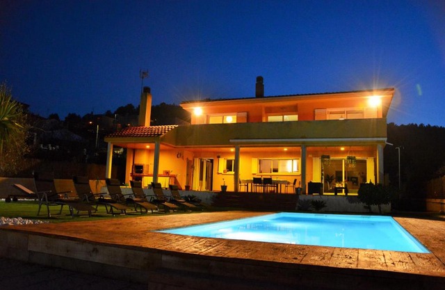 Villa Lia 10 Minutes Drive Sitges Very confortable AC Pool XL Garden Sunny oriented