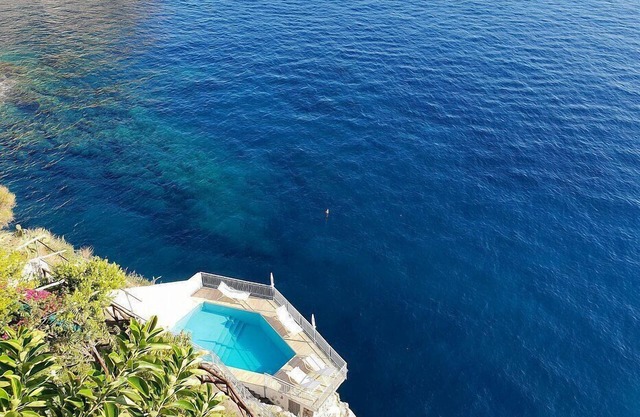 Villa Lilium: A bright villa built sheer above the sea and with direct access to the sea, with Free WI-FI.