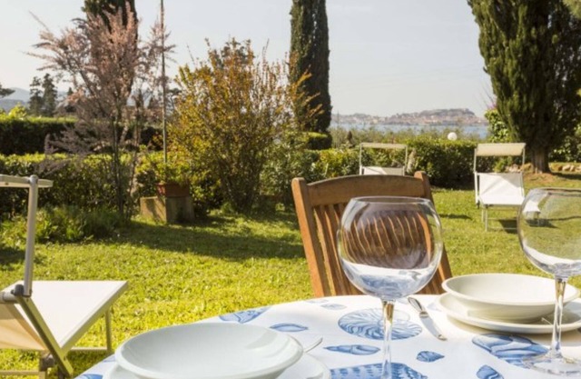 Villa Lilla immersed in the greenery, overlooking the sea, a few steps from the beach