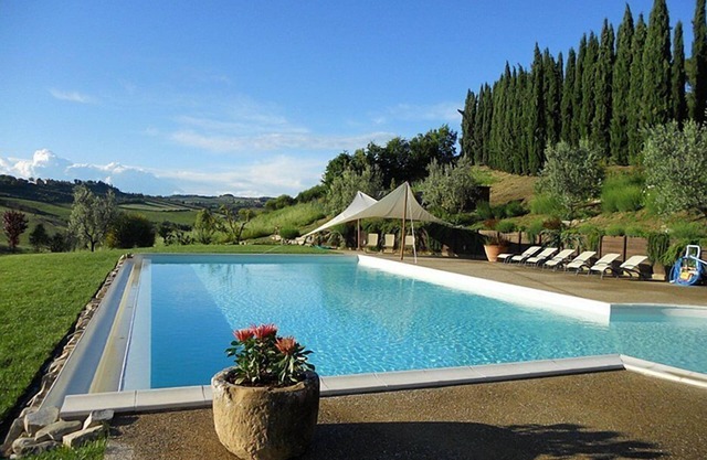 Villa Lionella Grande: Eine herrliche dreistöckige Villa, umgeben von Wiesen und grünen Hügeln.